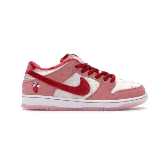 Baskets basse Skateboard SB Dunk Low coloris rose rouge - JIRISU