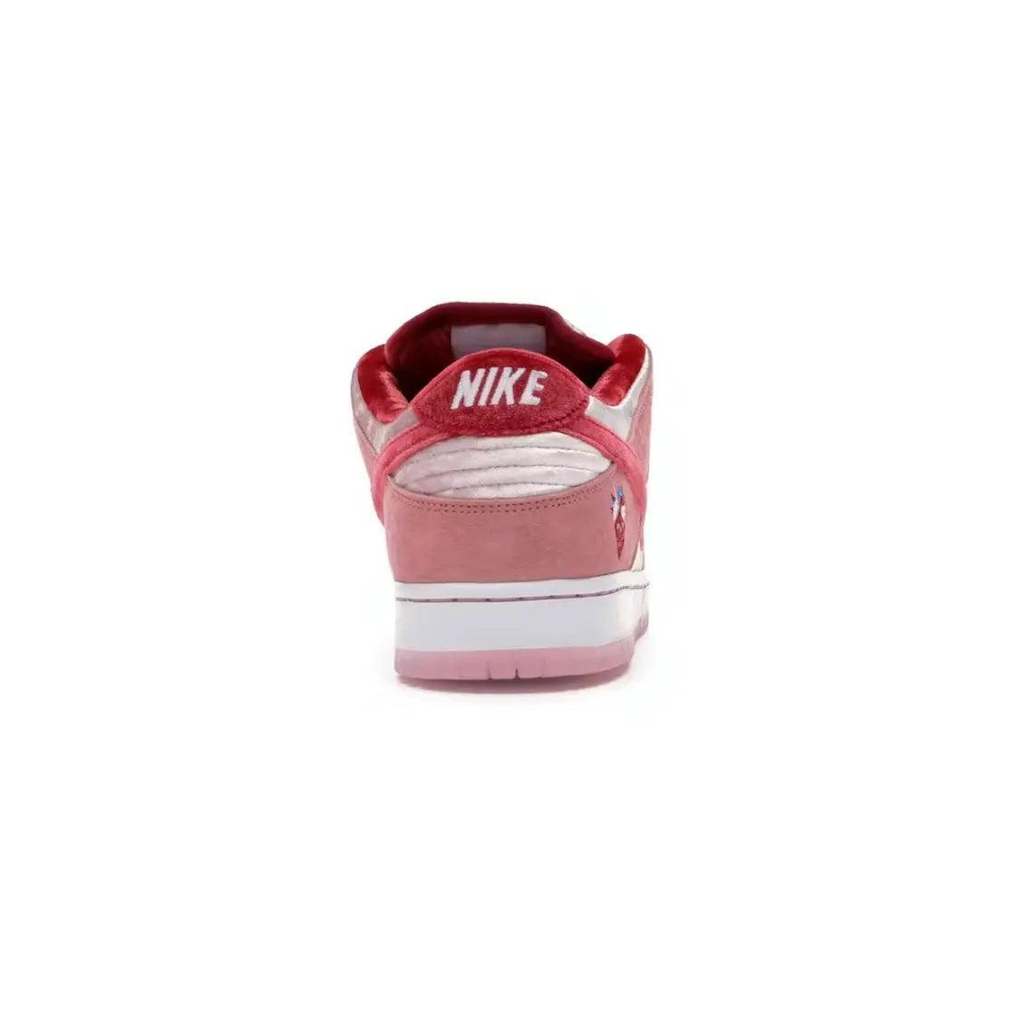 Baskets basse Skateboard SB Dunk Low coloris rose rouge - JIRISU