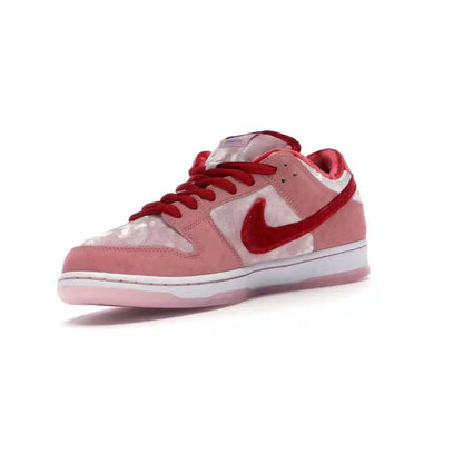 Baskets basse Skateboard SB Dunk Low coloris rose rouge - JIRISU